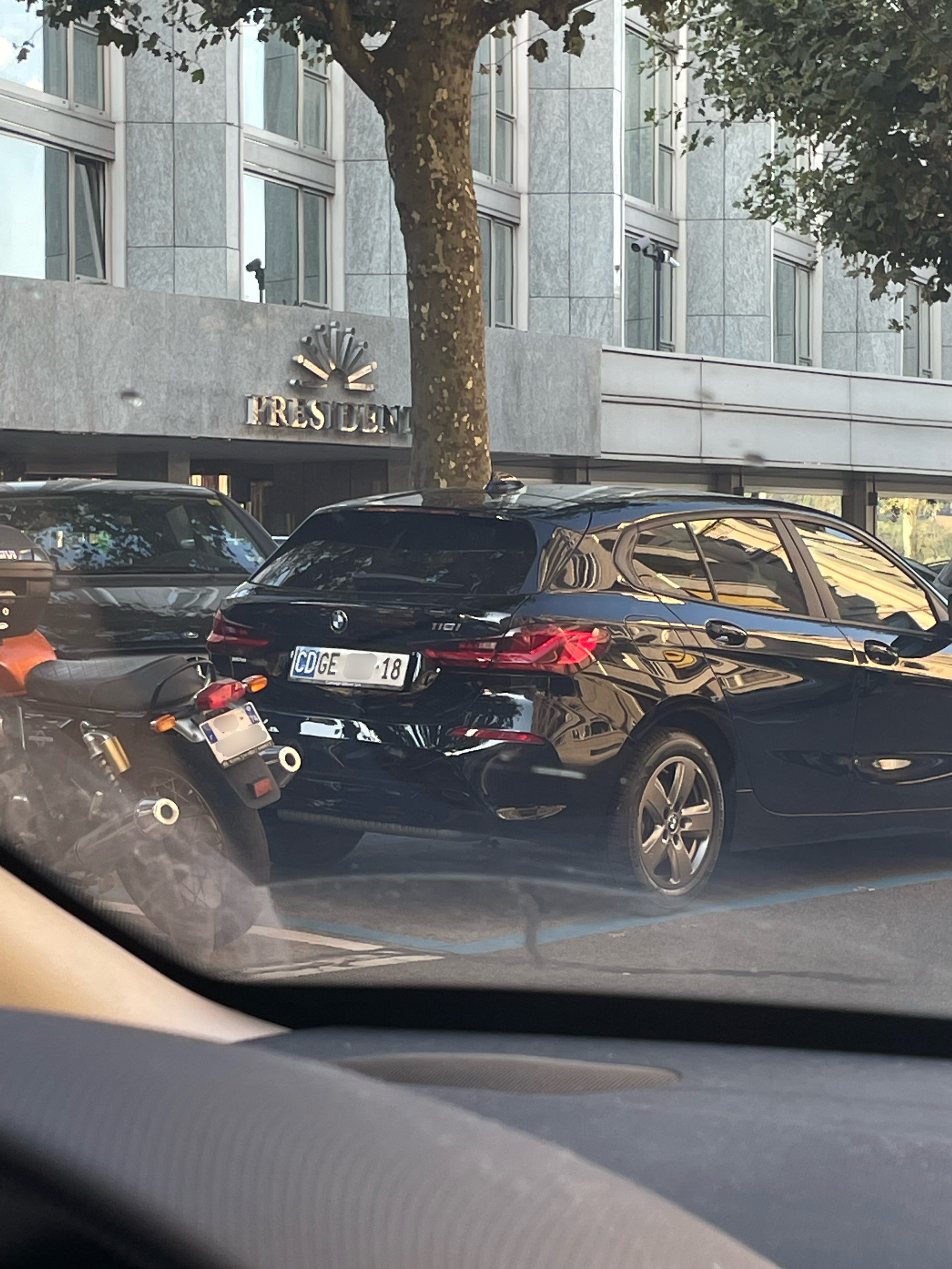 Plaque diplomatique suisse CD GE 18 sur BMW noire à Genève