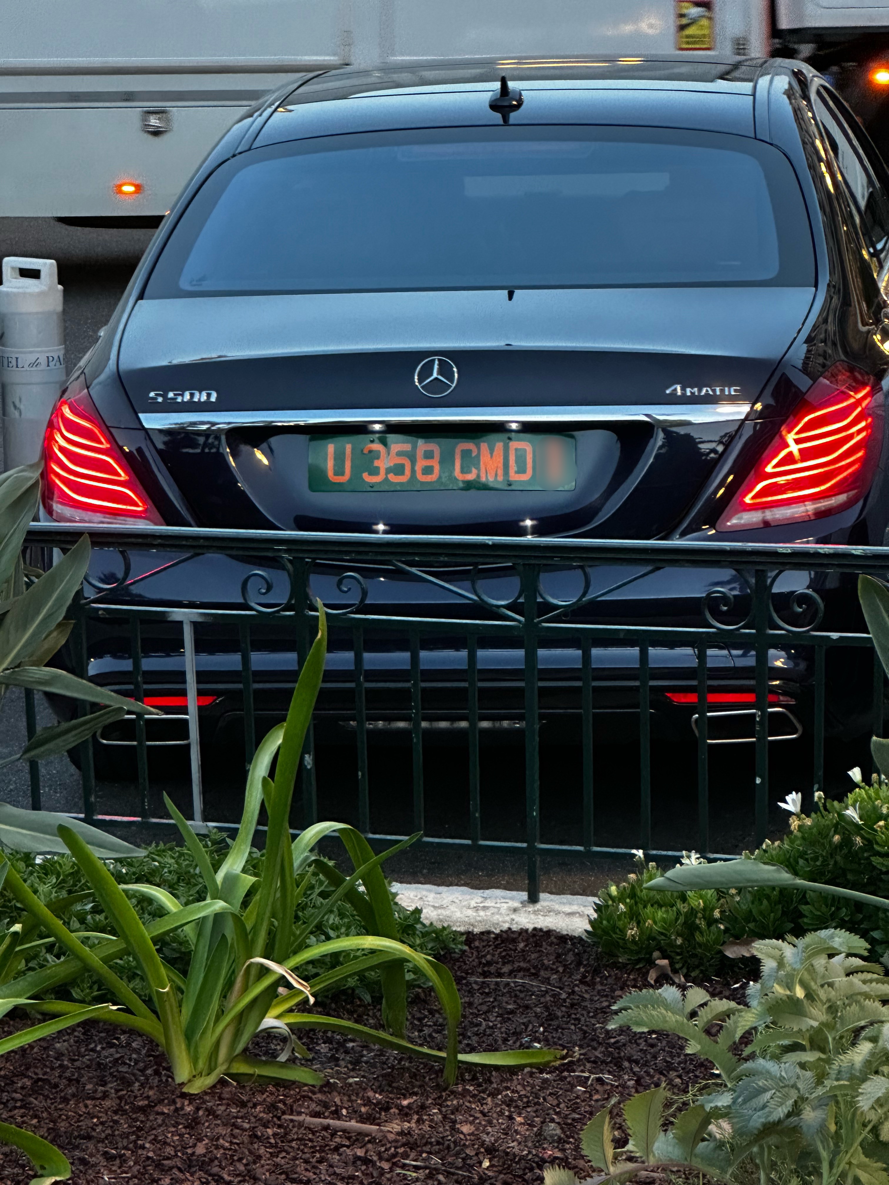 Plaque diplomatique française U 358 CMD sur Mercedes S500